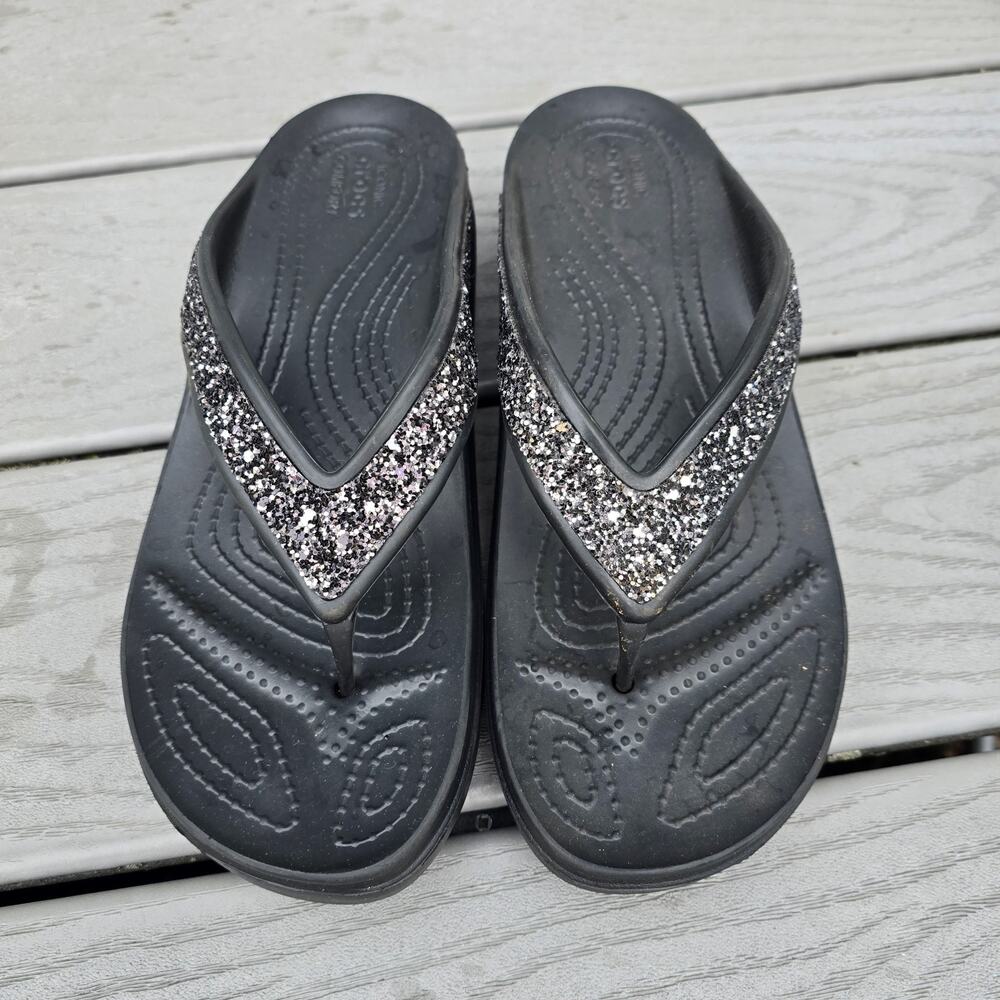 NWOT CROCS WOMEN'S SLOANE BLACK GLITTER FLIP FLOP PLATFORM SANDALS, SIZE 10